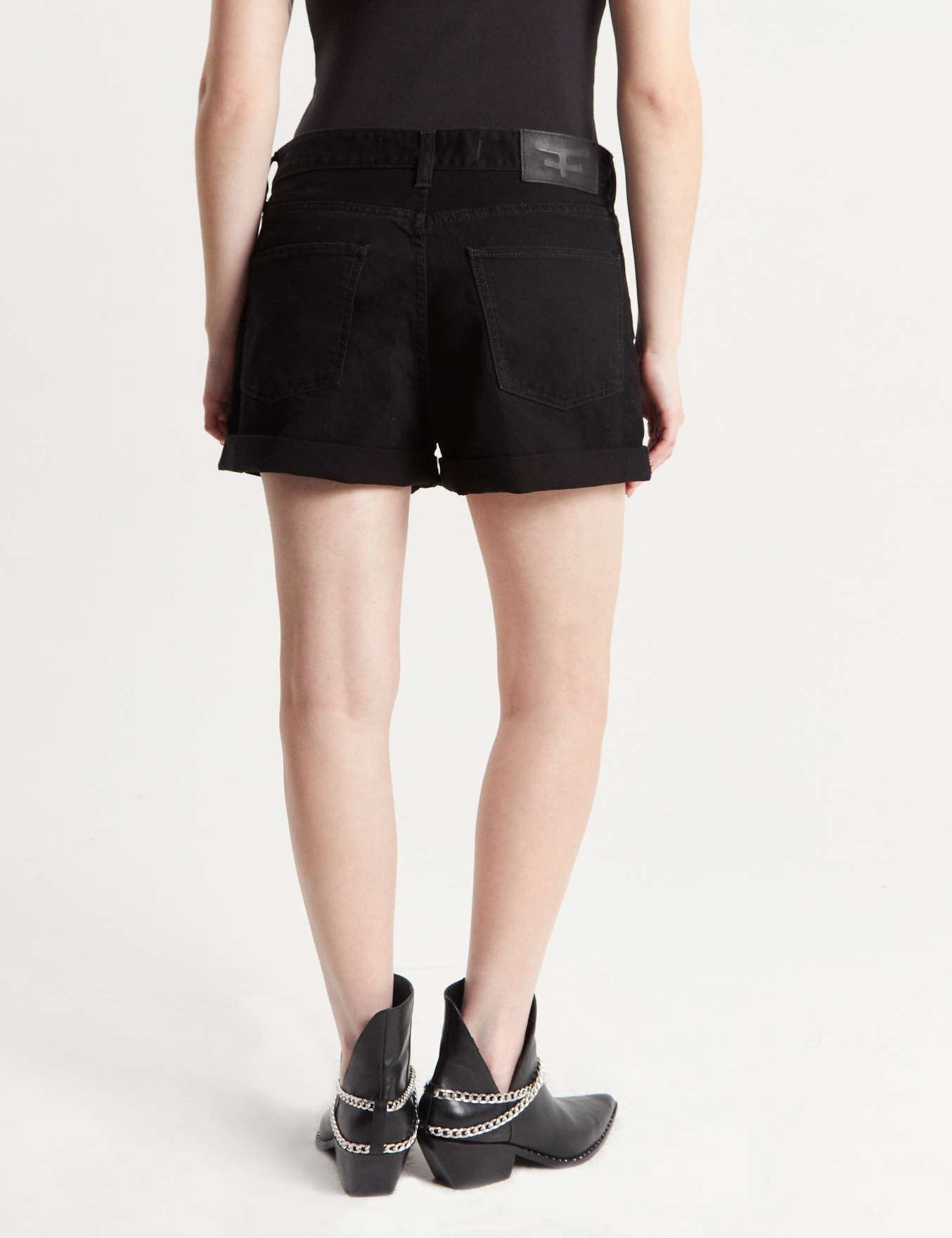 SHORT TASH MEGA BLACK