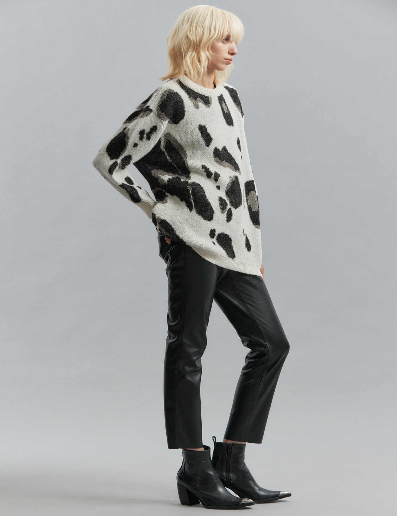 SWEATER OVERCROWDED