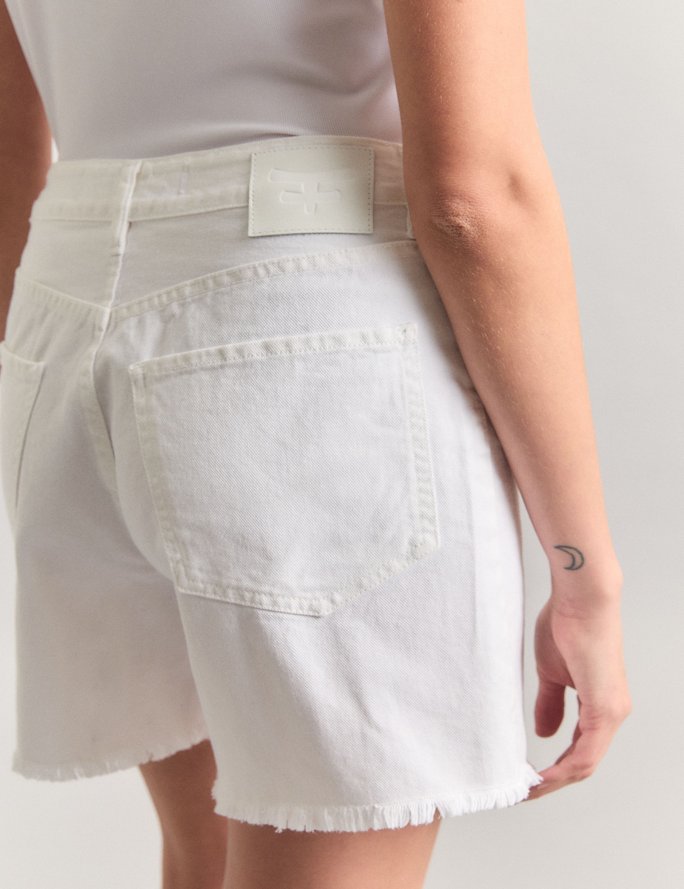 SHORT TASH WHITE                                                                                     
